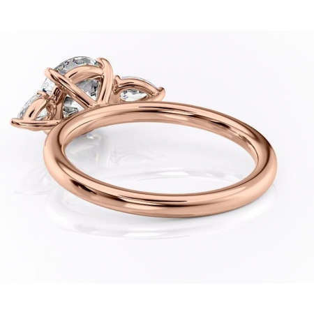Inel de logodnă Blanche din aur Rose 14kt cu moissanite tăietură rotundă – Montură cu trei pietre rafinată pentru profil înalt | Personalizează și configurează gratuit online [3]