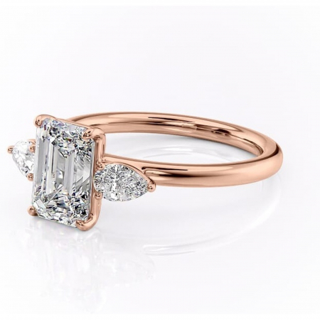 Inel de logodnă Blanche din aur Rose 14kt cu moissanite tăietură smarald – Montură cu trei pietre rafinată pentru profil înalt | Personalizează și configurează gratuit online [6]