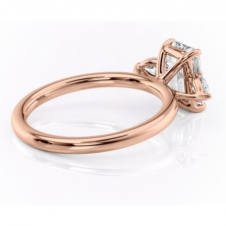 Inel de logodnă Blanche din aur Rose 14kt cu moissanite tăietură smarald – Montură cu trei pietre rafinată pentru profil înalt | Personalizează și configurează gratuit online [2]