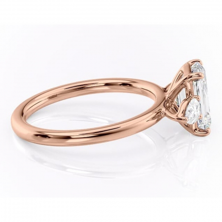 Inel de logodnă Blanche din aur Rose 14kt cu moissanite tăietură smarald – Montură cu trei pietre rafinată pentru profil înalt | Personalizează și configurează gratuit online [1]