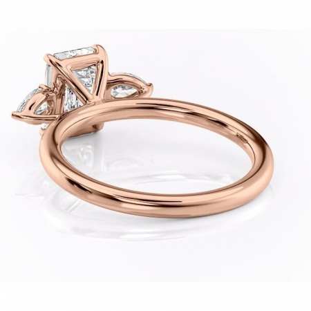 Inel de logodnă Blanche din aur Rose 14kt cu moissanite tăietură smarald – Montură cu trei pietre rafinată pentru profil înalt | Personalizează și configurează gratuit online [3]