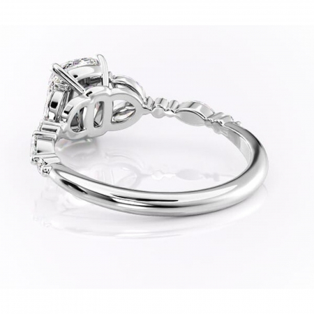 Inel de logodnă Bloom din aur Alb 14kt cu moissanite tăietură pernă – Montură cu trei pietre rafinată pentru profil mediu | Personalizează și configurează gratuit online [3]