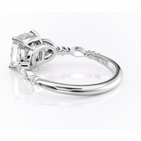 Inel de logodnă Bloom din aur Alb 14kt cu moissanite tăietură pernă – Montură cu trei pietre rafinată pentru profil mediu | Personalizează și configurează gratuit online [4]