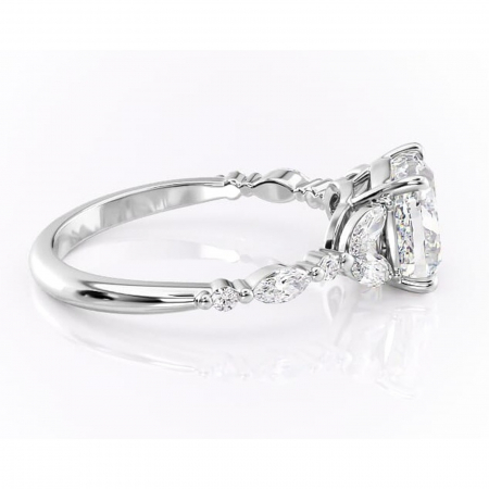 Inel de logodnă Bloom din aur Alb 14kt cu moissanite tăietură pernă – Montură cu trei pietre rafinată pentru profil mediu | Personalizează și configurează gratuit online [1]