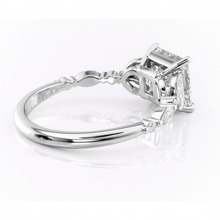 Inel de logodnă Bloom din aur Alb 18kt cu moissanite tăietură princess – Montură cu trei pietre rafinată pentru profil mediu | Personalizează și configurează gratuit online [2]