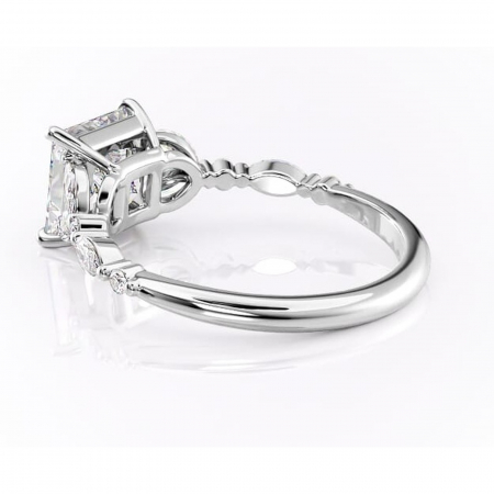 Inel de logodnă Bloom din aur Alb 18kt cu moissanite tăietură princess – Montură cu trei pietre rafinată pentru profil mediu | Personalizează și configurează gratuit online [4]