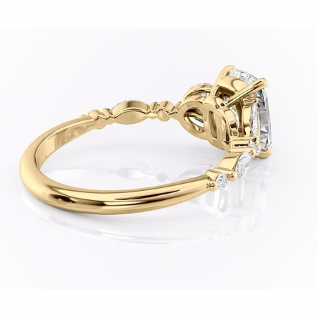 Inel de logodnă Bloom din aur Galben 14kt cu moissanite tăietură pernă – Montură cu trei pietre rafinată pentru profil mediu | Personalizează și configurează gratuit online [2]
