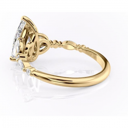 Inel de logodnă Bloom din aur Galben 14kt cu moissanite tăietură pară – Montură cu trei pietre rafinată pentru profil mediu | Personalizează și configurează gratuit online [4]