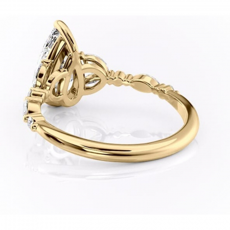 Inel de logodnă Bloom din aur Galben 14kt cu moissanite tăietură pară – Montură cu trei pietre rafinată pentru profil mediu | Personalizează și configurează gratuit online [3]