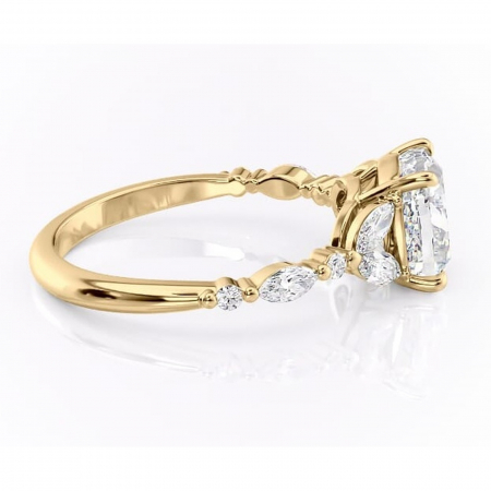 Inel de logodnă Bloom din aur Galben 14kt cu moissanite tăietură pernă – Montură cu trei pietre rafinată pentru profil mediu | Personalizează și configurează gratuit online [1]