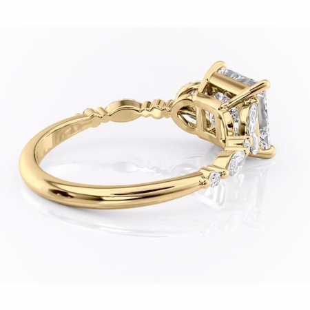 Inel de logodnă Bloom din aur Galben 14kt cu moissanite tăietură princess – Montură cu trei pietre rafinată pentru profil mediu | Personalizează și configurează gratuit online [2]