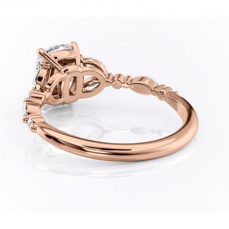 Inel de logodnă Bloom din aur Rose 14kt cu moissanite tăietură pernă – Montură cu trei pietre rafinată pentru profil mediu | Personalizează și configurează gratuit online [3]