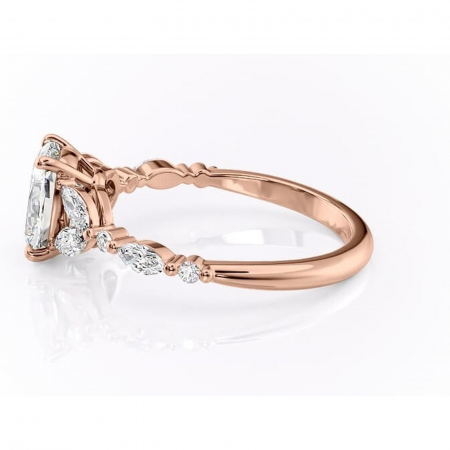 Inel de logodnă Bloom din aur Rose 14kt cu moissanite tăietură pernă – Montură cu trei pietre rafinată pentru profil mediu | Personalizează și configurează gratuit online [5]