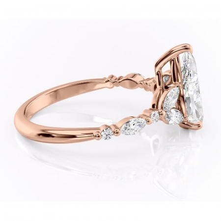 Inel de logodnă Bloom din aur Rose 18kt cu moissanite tăietură pară – Montură cu trei pietre rafinată pentru profil mediu | Personalizează și configurează gratuit online [1]