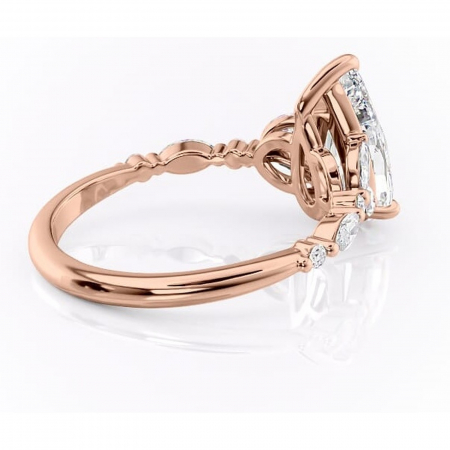 Inel de logodnă Bloom din aur Rose 18kt cu moissanite tăietură pară – Montură cu trei pietre rafinată pentru profil mediu | Personalizează și configurează gratuit online [2]