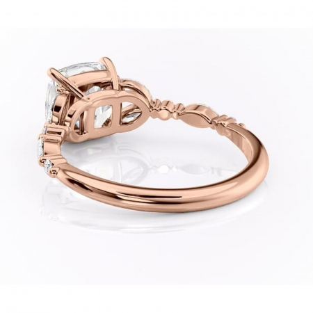 Inel de logodnă Bloom din aur Rose 14kt cu moissanite tăietură pernă – Montură cu trei pietre rafinată pentru profil mediu | Personalizează și configurează gratuit online [3]