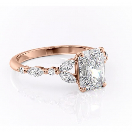 Radiantă - Inel de logodnă Bloom din aur Rose 18kt cu moissanite tăietură radiantă – Montură cu trei pietre rafinată pentru profil mediu | Personalizează și configurează gratuit online