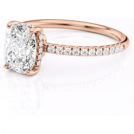 Inel de logodnă Brielle din aur Rose 14kt cu moissanite tăietură pernă – Montură Kamellie joasă rafinată pentru profil jos | Personalizează și configurează gratuit online [6]