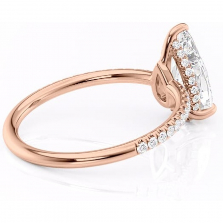 Inel de logodnă Brielle din aur Rose 18kt cu moissanite tăietură pară – Montură Kamellie joasă rafinată pentru profil jos | Personalizează și configurează gratuit online [2]