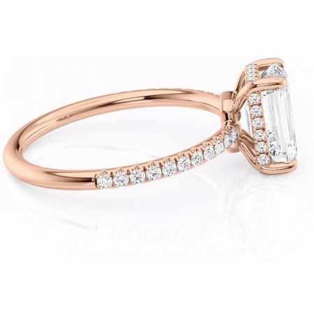 Inel de logodnă Brielle din aur Rose 14kt cu moissanite tăietură smarald – Montură Kamellie joasă rafinată pentru profil jos | Personalizează și configurează gratuit online [1]