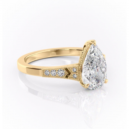 Aur galben - Inel de logodnă Caelia din aur Galben 18kt cu moissanite tăietură pară – Pietre laterale rafinată pentru profil înalt | Personalizează și configurează gratuit online