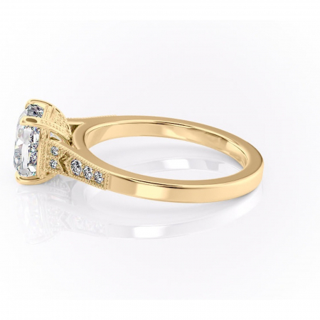 Inel de logodnă Caelia din aur Galben 18kt cu moissanite tăietură pernă – Pietre laterale rafinată pentru profil înalt | Personalizează și configurează gratuit online [5]