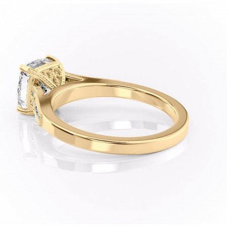 Inel de logodnă Caelia din aur Galben 18kt cu moissanite tăietură pernă – Pietre laterale rafinată pentru profil înalt | Personalizează și configurează gratuit online [4]