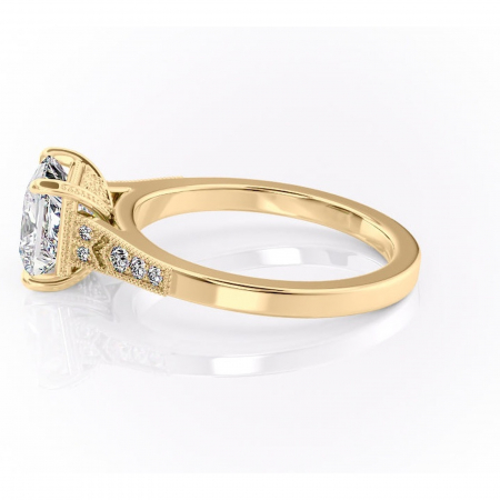 Inel de logodnă Caelia din aur Galben 14kt cu moissanite tăietură princess – Pietre laterale rafinată pentru profil înalt | Personalizează și configurează gratuit online [5]