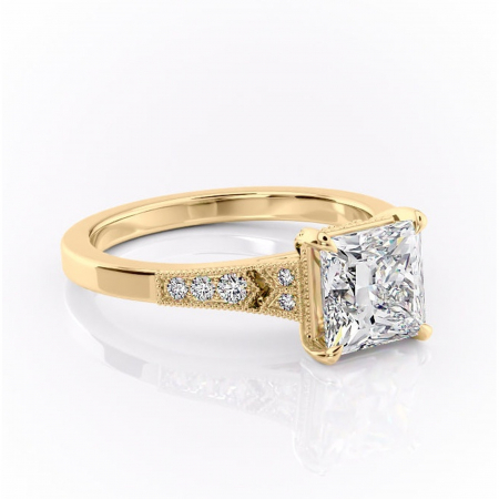 Aur galben - Inel de logodnă Caelia din aur Galben 18kt cu moissanite tăietură princess – Pietre laterale rafinată pentru profil înalt | Personalizează și configurează gratuit online