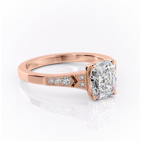 Aur roz - Inel de logodnă Caelia din aur Rose 14kt cu moissanite tăietură asscher – Pietre laterale rafinată pentru profil înalt | Personalizează și configurează gratuit online