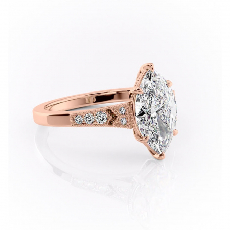 Aur roz - Inel de logodnă Caelia din aur Rose 18kt cu moissanite tăietură marquise – Pietre laterale rafinată pentru profil înalt | Personalizează și configurează gratuit online