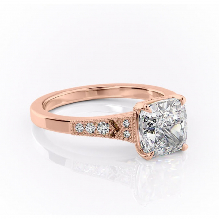Aur roz - Inel de logodnă Caelia din aur Rose 18kt cu moissanite tăietură pernă – Pietre laterale rafinată pentru profil înalt | Personalizează și configurează gratuit online