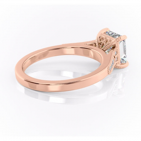 Inel de logodnă Caelia din aur Rose 14kt cu moissanite tăietură princess – Pietre laterale rafinată pentru profil înalt | Personalizează și configurează gratuit online [2]