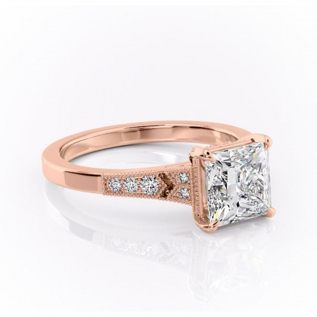 Aur roz - Inel de logodnă Caelia din aur Rose 18kt cu moissanite tăietură princess – Pietre laterale rafinată pentru profil înalt | Personalizează și configurează gratuit online