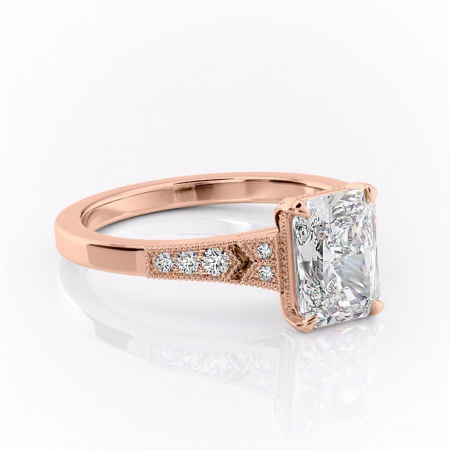 Aur roz - Inel de logodnă Caelia din aur Rose 18kt cu moissanite tăietură radiantă – Pietre laterale rafinată pentru profil înalt | Personalizează și configurează gratuit online