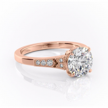 Alege dupa Culoare - Inel de logodnă Caelia din aur Rose 14kt cu moissanite tăietură rotundă – Pietre laterale rafinată pentru profil înalt | Personalizează și configurează gratuit online