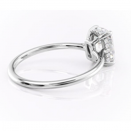 Inel de logodnă Camellia din aur Alb 14kt cu moissanite tăietură pernă – Solitar rafinată pentru profil jos | Personalizează și configurează gratuit online [2]