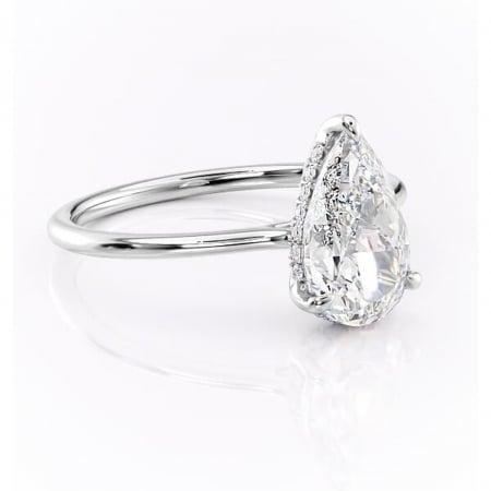 Pară - Inel de logodnă Camellia din aur Alb 14kt cu moissanite tăietură pară – Solitar rafinată pentru profil jos | Personalizează și configurează gratuit online