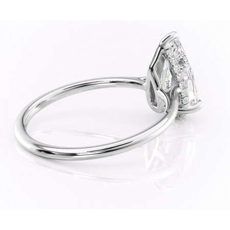 Inel de logodnă Camellia din aur Alb 14kt cu moissanite tăietură pară – Solitar rafinată pentru profil jos | Personalizează și configurează gratuit online [2]