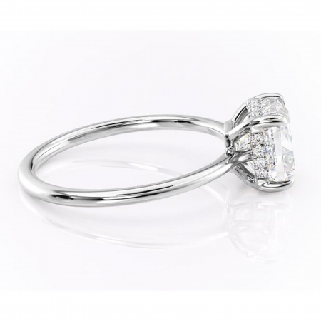 Inel de logodnă Camellia din aur Alb 18kt cu moissanite tăietură pernă – Solitar rafinată pentru profil jos | Personalizează și configurează gratuit online [1]