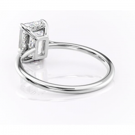 Inel de logodnă Camellia din aur Alb 14kt cu moissanite tăietură smarald – Solitar rafinată pentru profil jos | Personalizează și configurează gratuit online [3]
