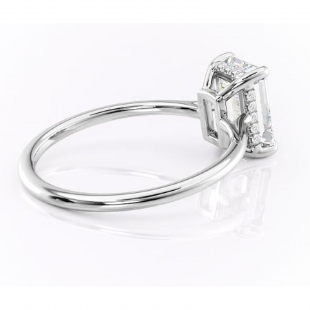 Inel de logodnă Camellia din aur Alb 14kt cu moissanite tăietură smarald – Solitar rafinată pentru profil jos | Personalizează și configurează gratuit online [2]