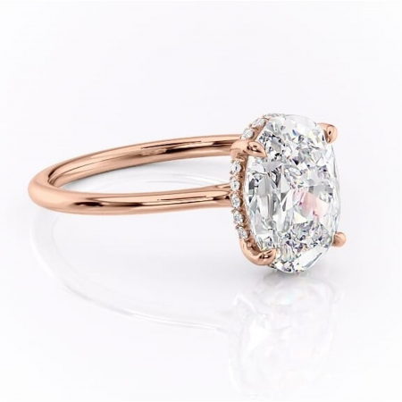 Aur roz - Inel de logodnă Camellia din aur Rose 18kt cu moissanite tăietură ovală – Solitar rafinată pentru profil jos | Personalizează și configurează gratuit online