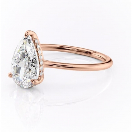 Inel de logodnă Camellia din aur Rose 18kt cu moissanite tăietură pară – Solitar rafinată pentru profil jos | Personalizează și configurează gratuit online [6]
