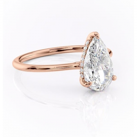 18K - Inel de logodnă Camellia din aur Rose 18kt cu moissanite tăietură pară – Solitar rafinată pentru profil jos | Personalizează și configurează gratuit online