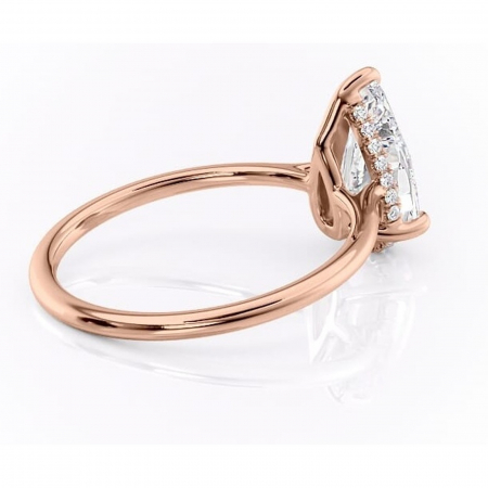 Inel de logodnă Camellia din aur Rose 18kt cu moissanite tăietură pară – Solitar rafinată pentru profil jos | Personalizează și configurează gratuit online [2]