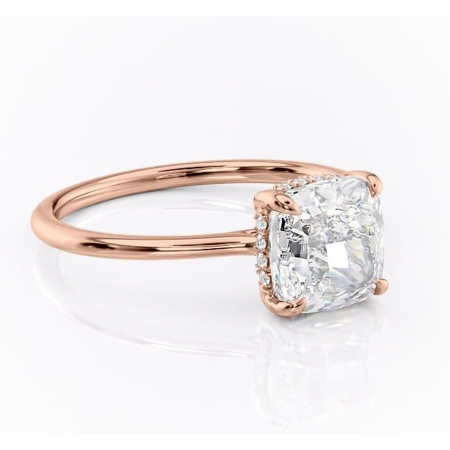 Pernă - Inel de logodnă Camellia din aur Rose 18kt cu moissanite tăietură pernă – Solitar rafinată pentru profil jos | Personalizează și configurează gratuit online