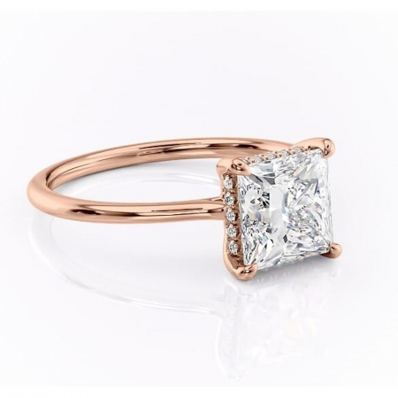 18K - Inel de logodnă Camellia din aur Rose 18kt cu moissanite tăietură princess – Solitar rafinată pentru profil jos | Personalizează și configurează gratuit online
