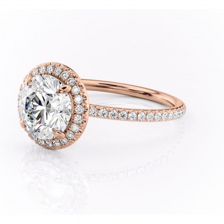 Inel de logodnă Celeste din aur Rose 14kt cu moissanite tăietură rotundă – Halo rafinată pentru profil mediu | Personalizează și configurează gratuit online [6]