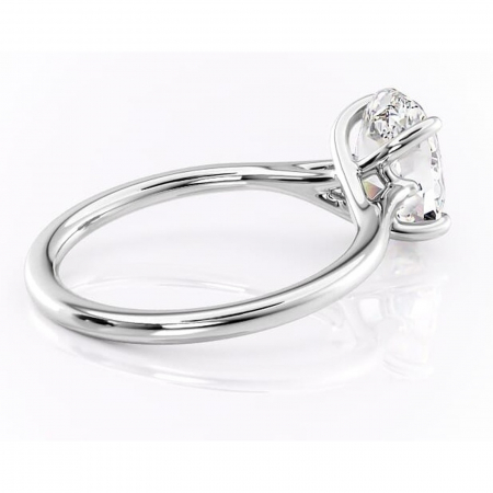 Inel de logodnă Charlotte din aur Alb 14kt cu moissanite tăietură ovală – Solitar rafinată pentru profil mediu | Personalizează și configurează gratuit online [2]